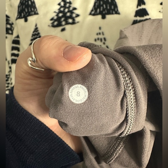 Lululemon reveal leggings size 8 - Picture 6 of 6